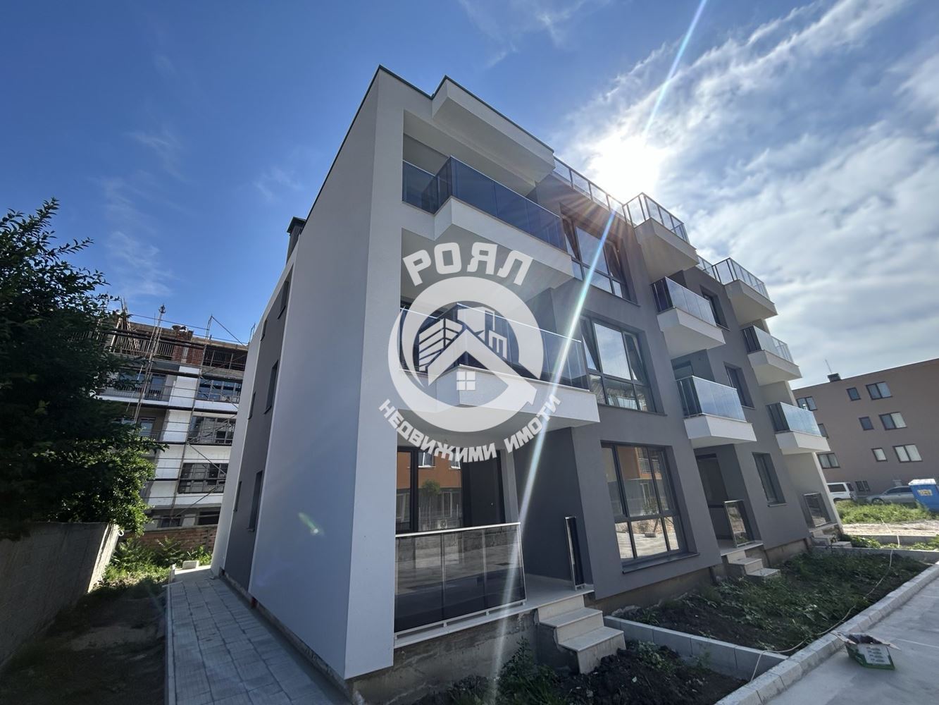 Роял Имоти продава тристаен апартамент с АКТ 15 в гр.Пловдив,кв.Южен - 0