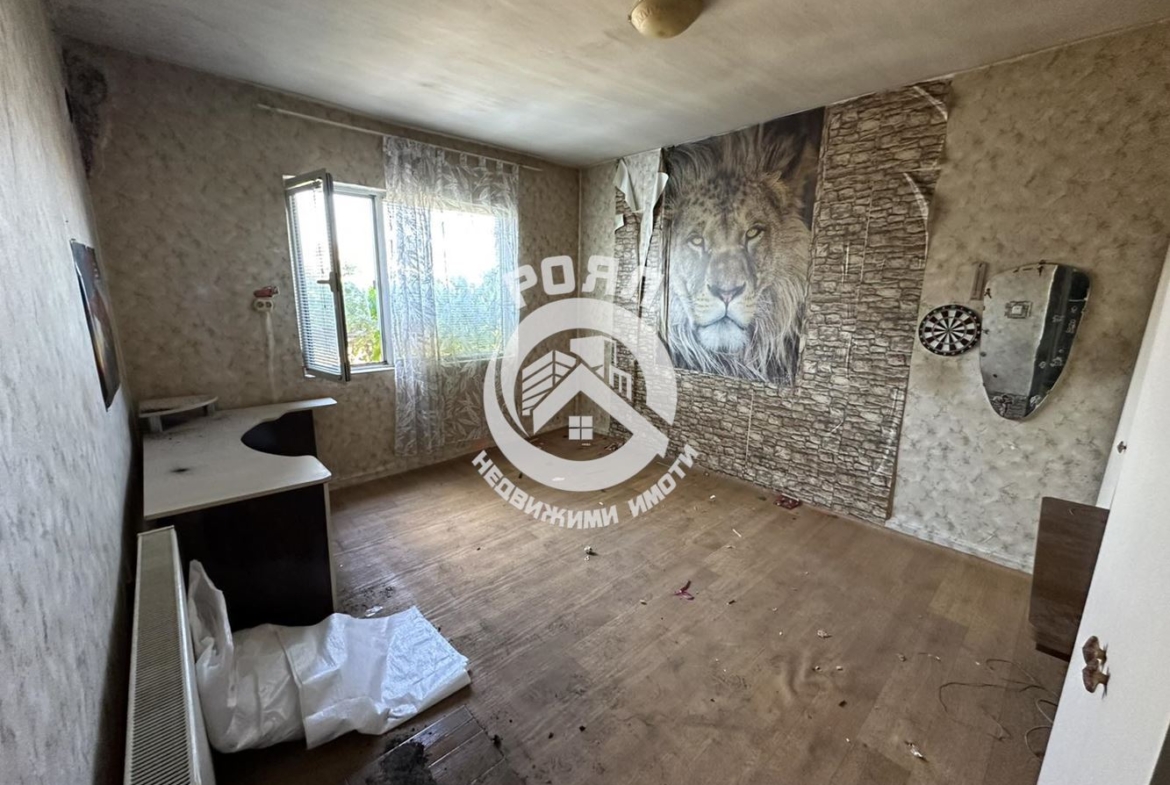 Роял Имоти продава Ексклузивно едноетажна къща с двор е с.Ново село - 0