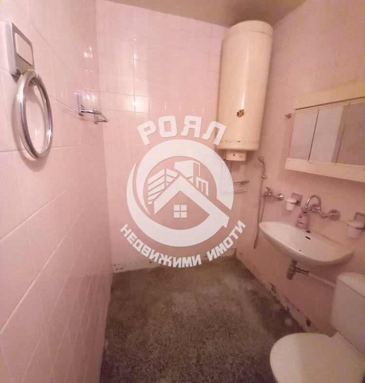 Роял Имоти продава двустаен апартамент с ТРИ отделни помещения в кв.Кючук Париж - 0