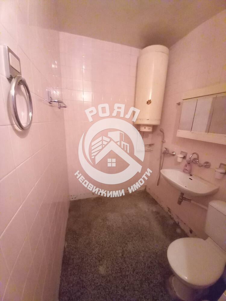 Роял Имоти продава двустаен апартамент с ТРИ отделни помещения в кв.Кючук Париж - 0