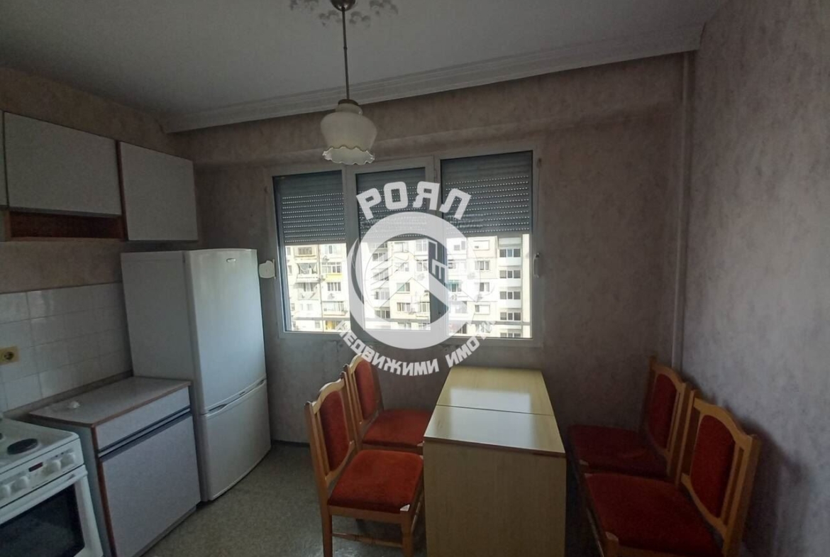Роял Имоти продава двустаен апартамент с ТРИ отделни помещения в кв.Кючук Париж - 0
