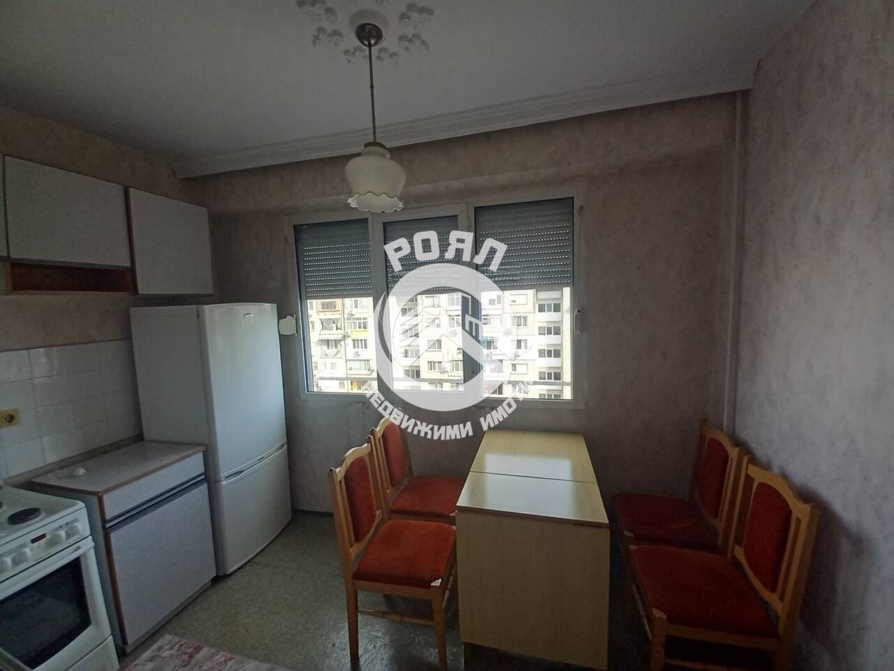 Роял Имоти продава двустаен апартамент с ТРИ отделни помещения в кв.Кючук Париж - 0