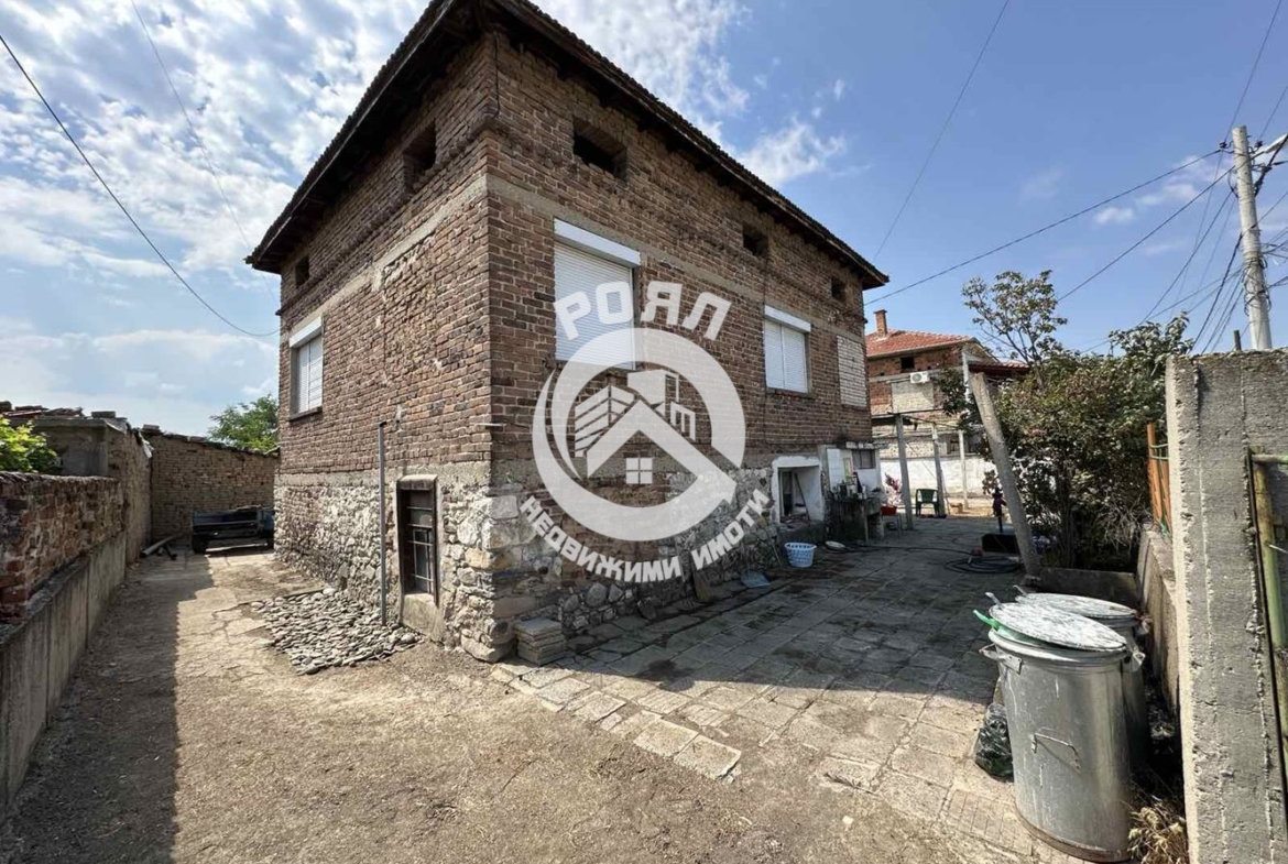 Роял имоти продава Ексклузивно двуетажна къща с двор в с.Йоаким Груево - 0