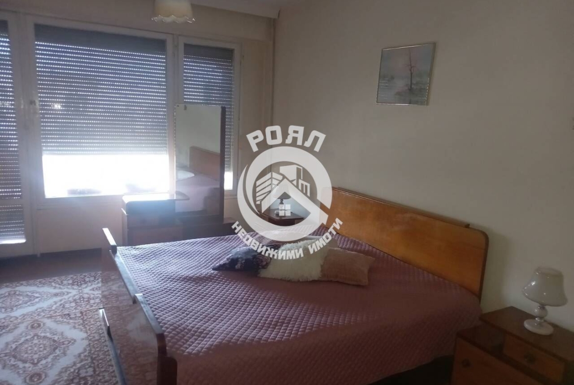 Роял Имоти продава двустаен апартамент с ТРИ отделни помещения в кв.Кючук Париж - 0