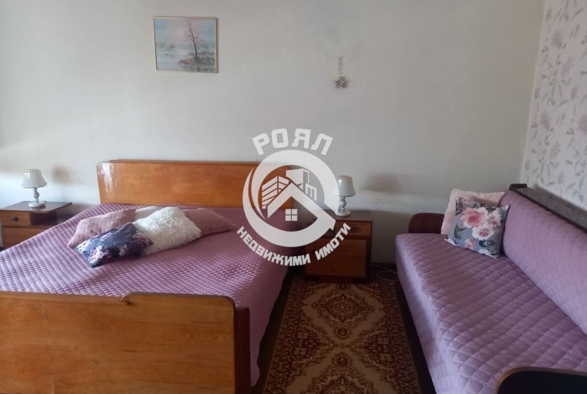 Роял Имоти продава двустаен апартамент с ТРИ отделни помещения в кв.Кючук Париж - 0