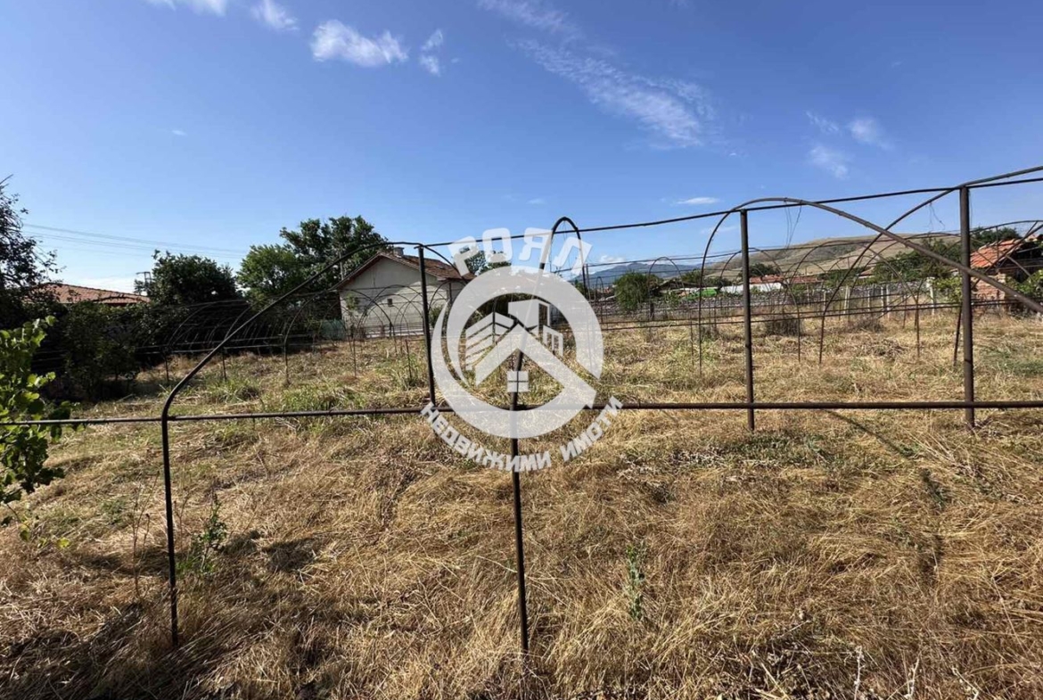 Роял Имоти продава Ексклузивно едноетажна къща с двор е с.Ново село - 0