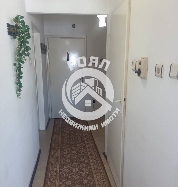 Роял Имоти продава двустаен апартамент с ТРИ отделни помещения в кв.Кючук Париж - 0