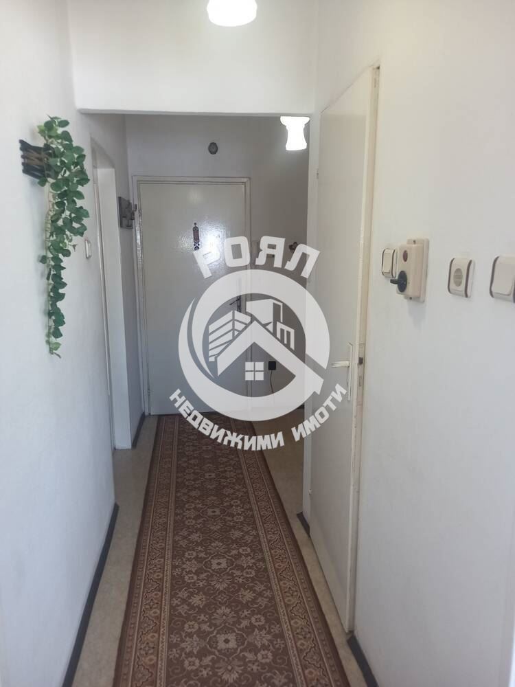 Роял Имоти продава двустаен апартамент с ТРИ отделни помещения в кв.Кючук Париж - 0