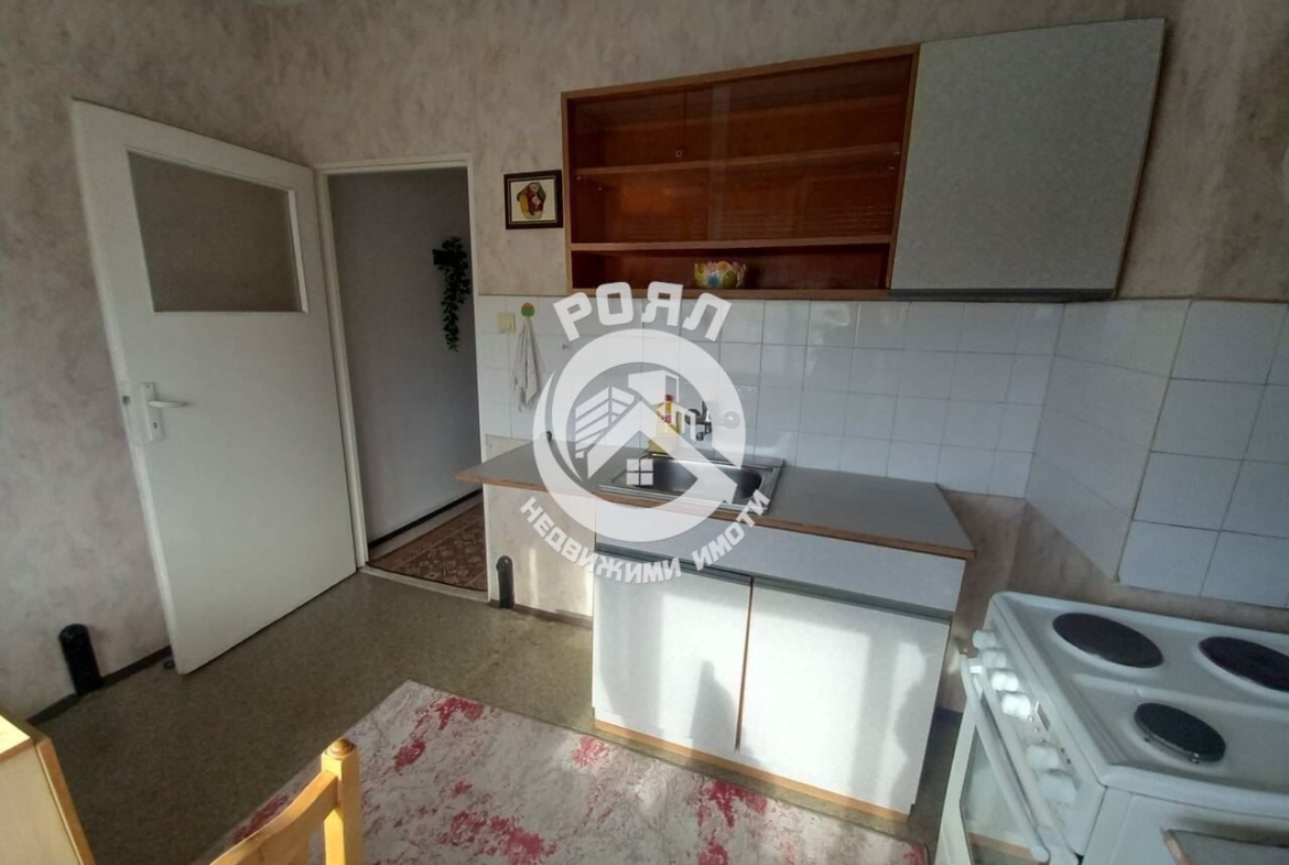 Роял Имоти продава двустаен апартамент с ТРИ отделни помещения в кв.Кючук Париж - 0