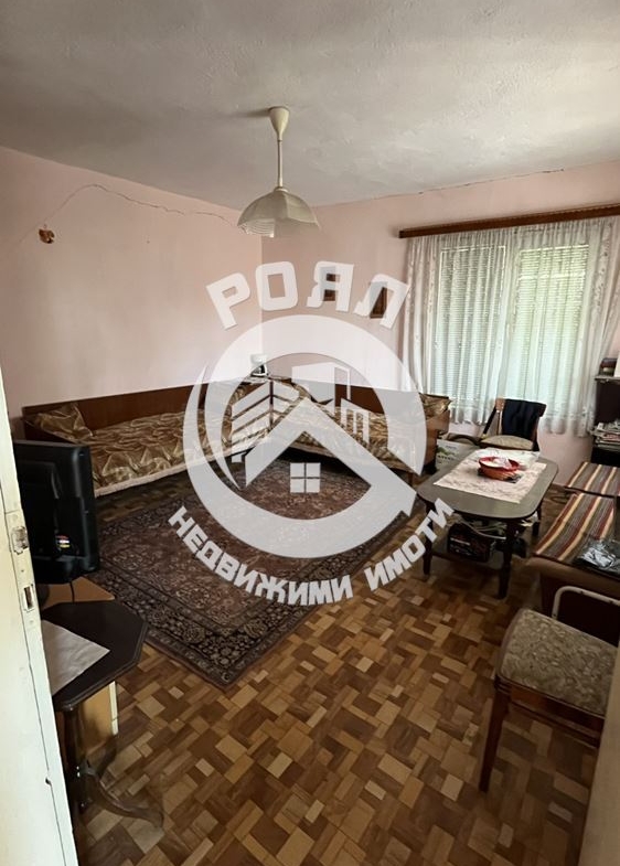 Роял Имоти продава самостоятелна къща в село Войсил. - 0
