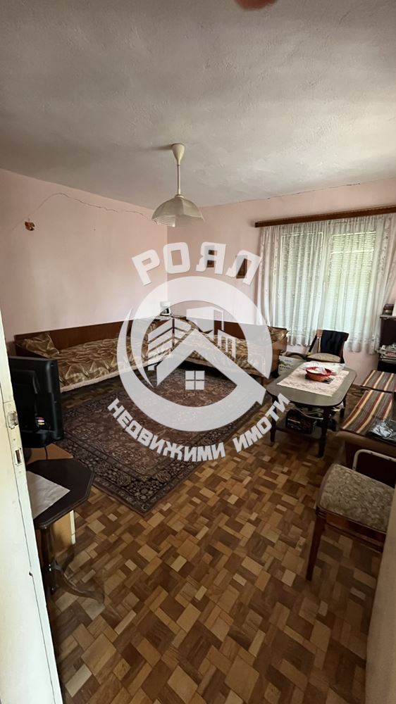 Роял Имоти продава самостоятелна къща в село Войсил. - 0