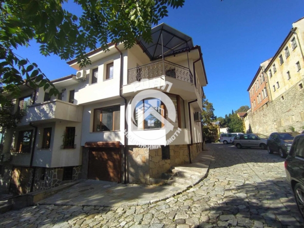 Роял имоти Ви предлага под наем обзаведена двуетажна къща в Стария град на Пловдив - 0