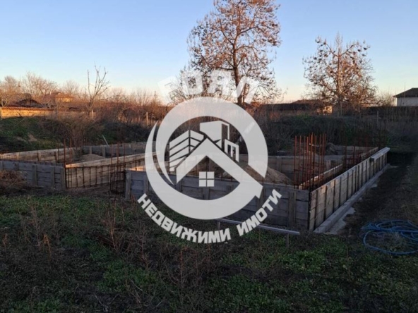 Роял имоти продава самостоятелна Къща с двор, пред акт 14, с.Паничери - 0