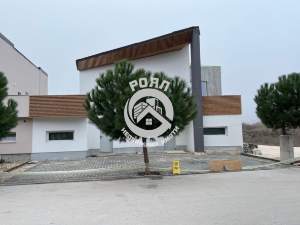 Роял имоти продава Къща с двор, веранда и паркоместа, Гребна база, Пловдив - 0