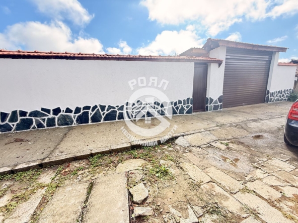 Роял имоти продава Ексклузивно самостоятелна къща с двор с.Зелениково, обл.Пловдив - 0