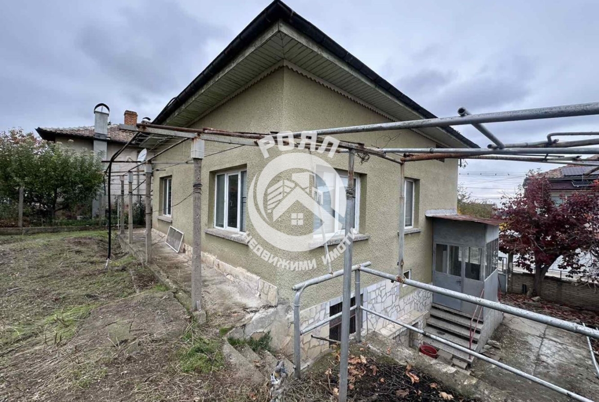 Роял Имоти продава двуетажна къща в гр.Перущица - 0