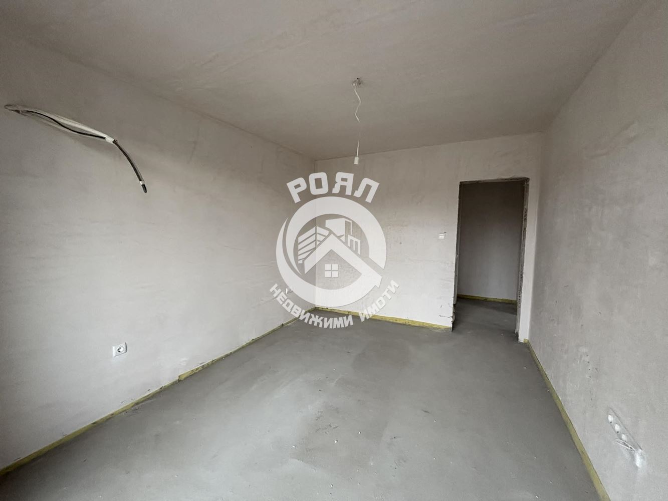 Роял Имоти продава ЕКСКЛУЗИВНО тристаен апартамент пред акт 16 в кв.Христо Смирненски - 0