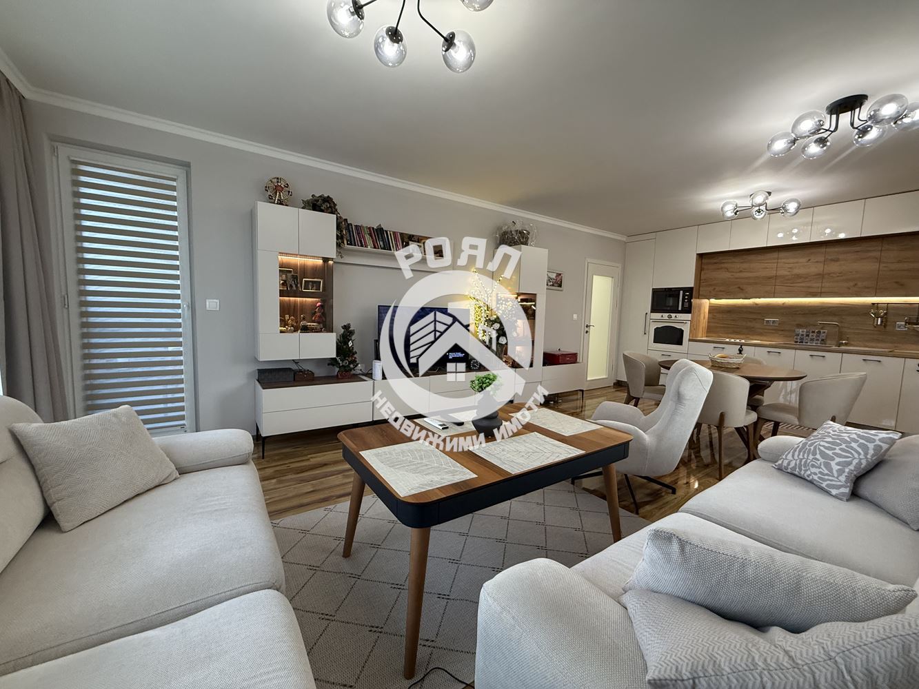 Роял имоти продава Ексклузивно тристаен, обзаведен апартамент, Остромила, Пловдив - 0