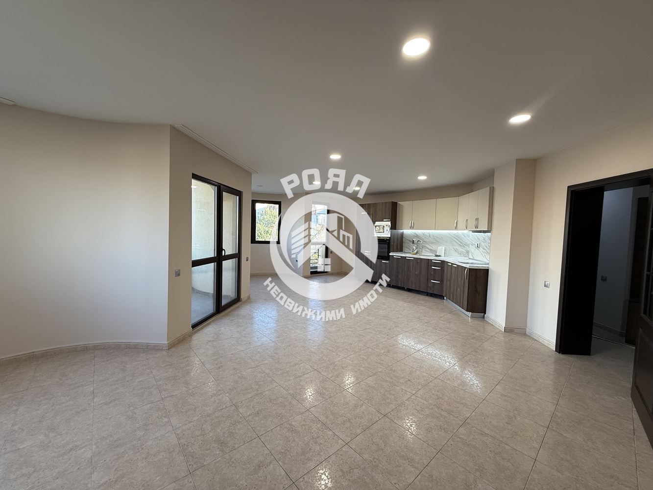 Роял имоти продава Ексклузивно тристаен апартамент, до ключ, Кючук Париж, Пловдив - 0