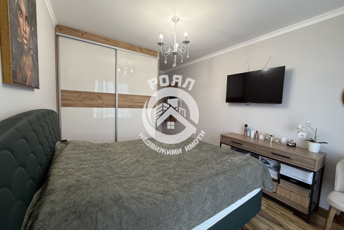 Роял имоти продава Ексклузивно тристаен, обзаведен апартамент, Остромила, Пловдив - 0