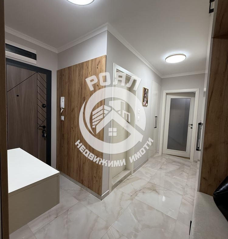 Роял имоти продава Ексклузивно тристаен, обзаведен апартамент, Остромила, Пловдив - 0