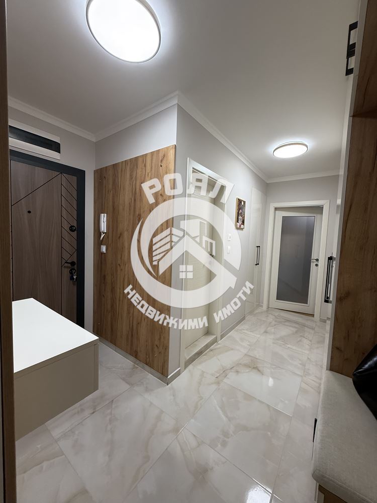 Роял имоти продава Ексклузивно тристаен, обзаведен апартамент, Остромила, Пловдив - 0