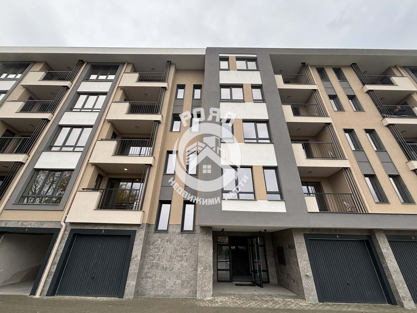 Роял Имоти продава ЕКСКЛУЗИВНО тристаен апартамент пред акт 16 в кв.Христо Смирненски - 0