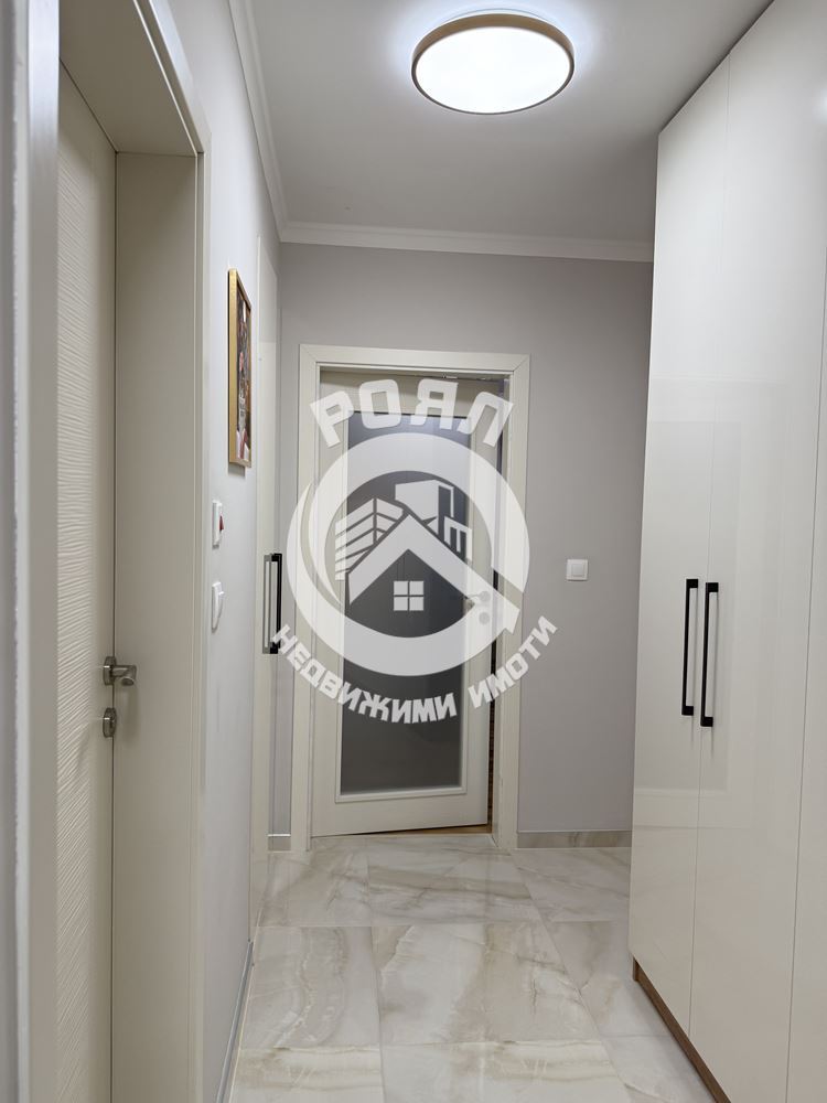 Роял имоти продава Ексклузивно тристаен, обзаведен апартамент, Остромила, Пловдив - 0