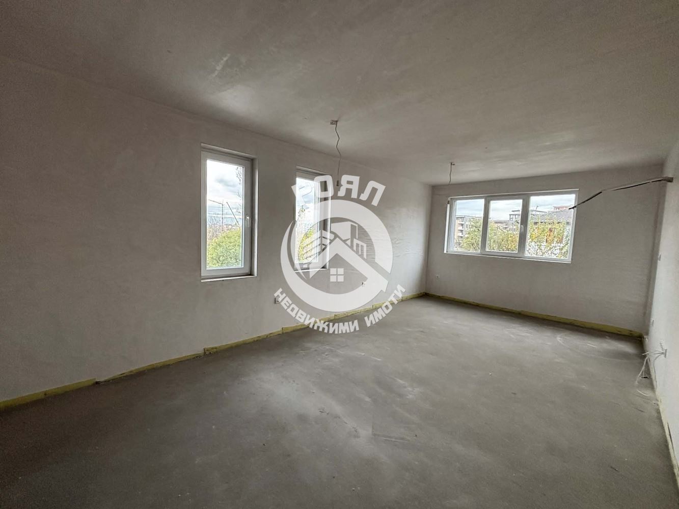 Роял Имоти продава ЕКСКЛУЗИВНО тристаен апартамент пред акт 16 в кв.Христо Смирненски - 0