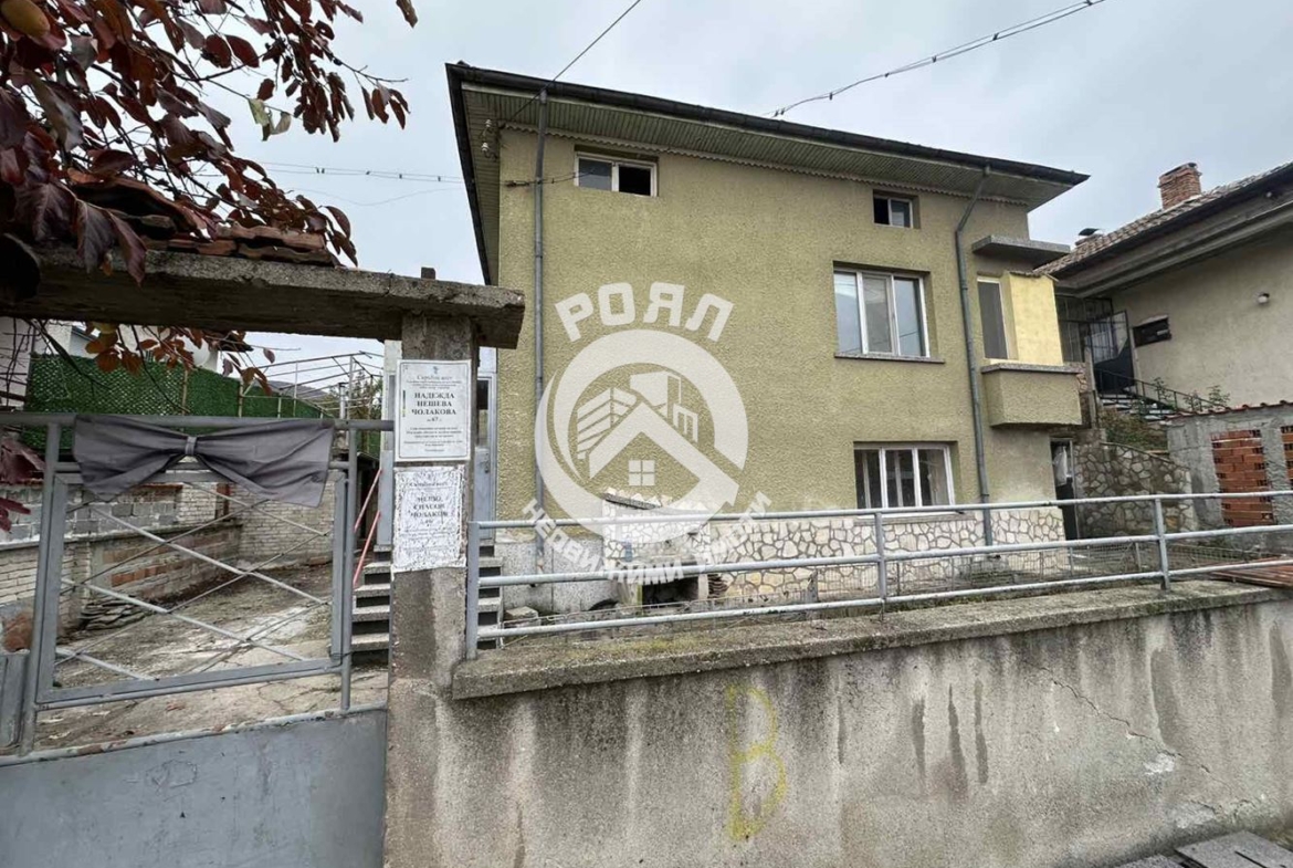 Роял Имоти продава двуетажна къща в гр.Перущица - 0