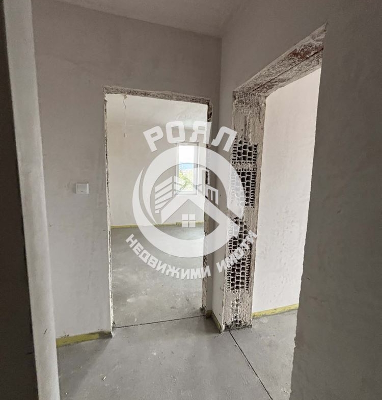 Роял Имоти продава ЕКСКЛУЗИВНО тристаен апартамент пред акт 16 в кв.Христо Смирненски - 0