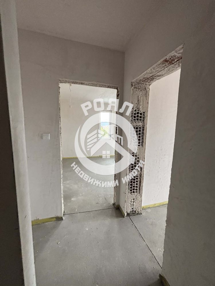 Роял Имоти продава ЕКСКЛУЗИВНО тристаен апартамент пред акт 16 в кв.Христо Смирненски - 0