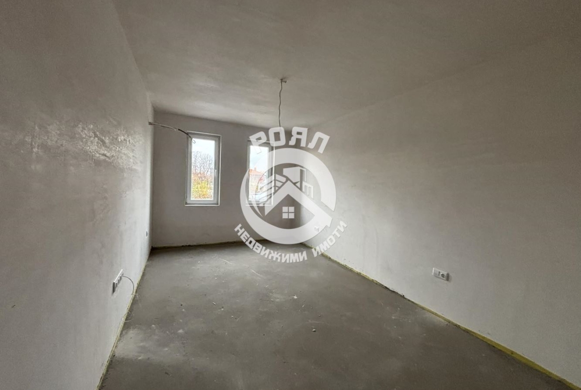 Роял Имоти продава ЕКСКЛУЗИВНО тристаен апартамент пред акт 16 в кв.Христо Смирненски - 0