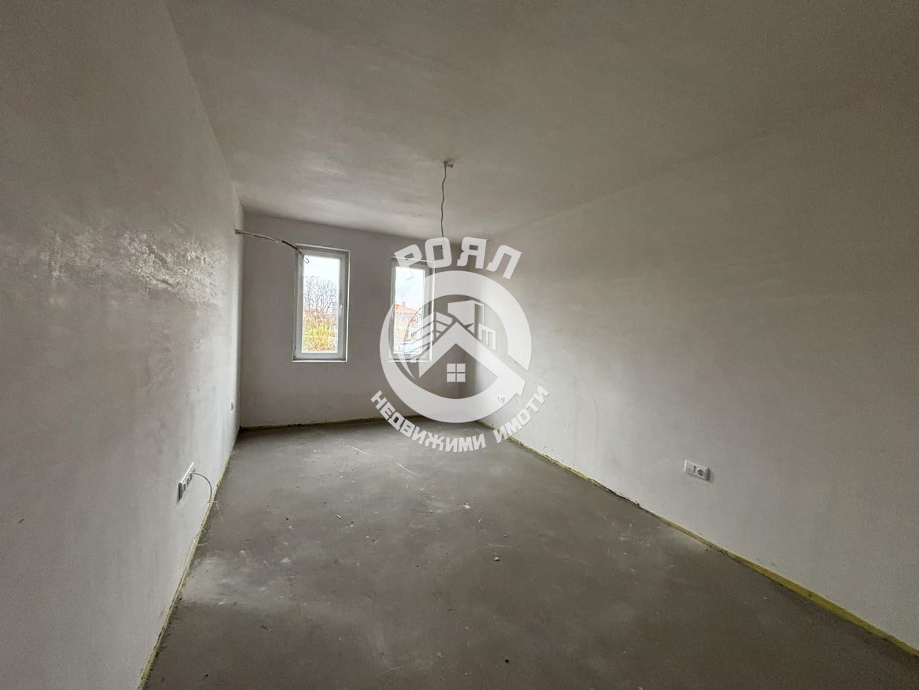 Роял Имоти продава ЕКСКЛУЗИВНО тристаен апартамент пред акт 16 в кв.Христо Смирненски - 0