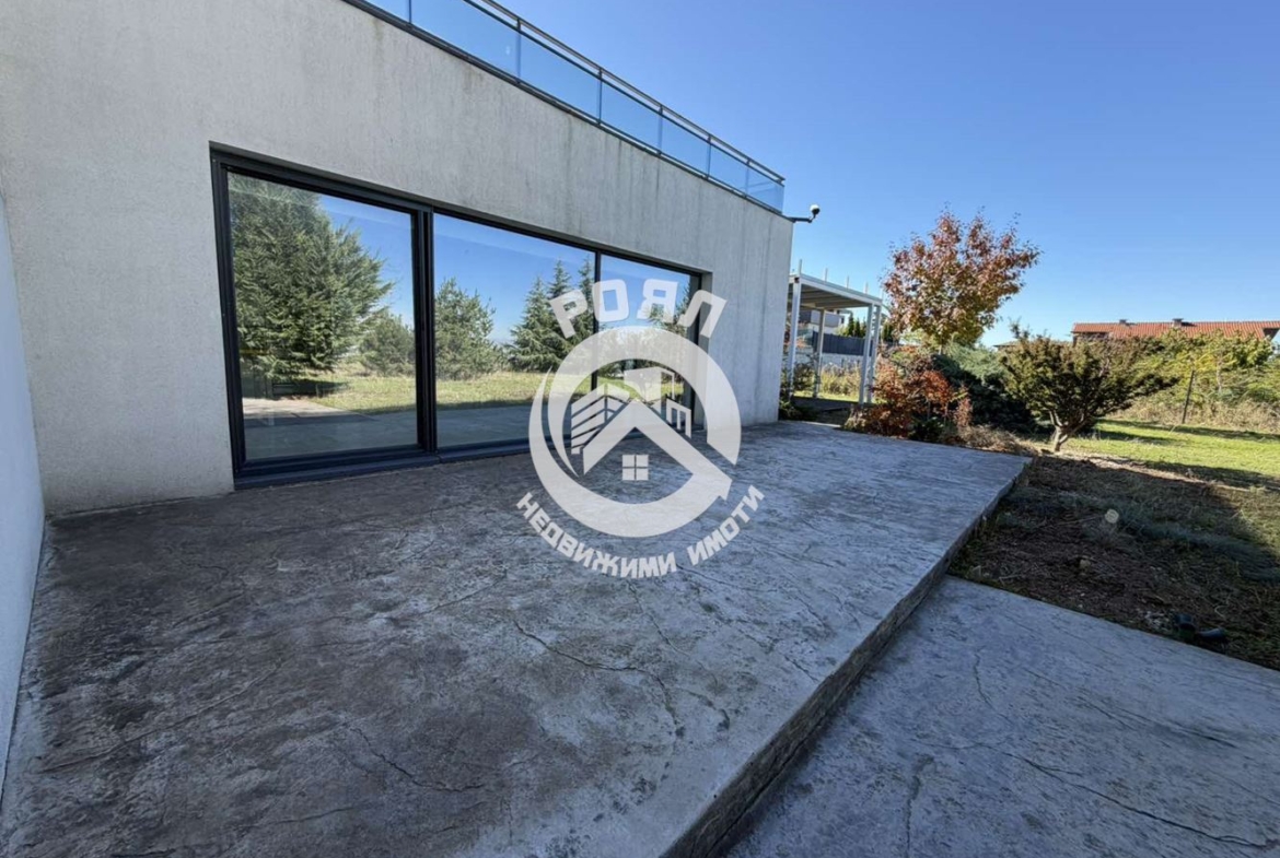 Роял имоти продава къща с двор в с. Белащица - 0