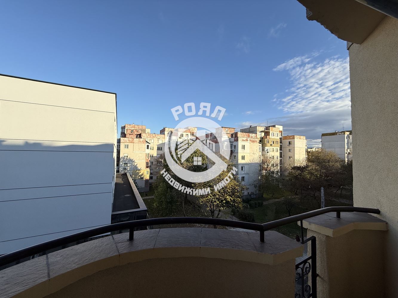 Роял имоти продава Ексклузивно тристаен апартамент, до ключ, Кючук Париж, Пловдив - 0