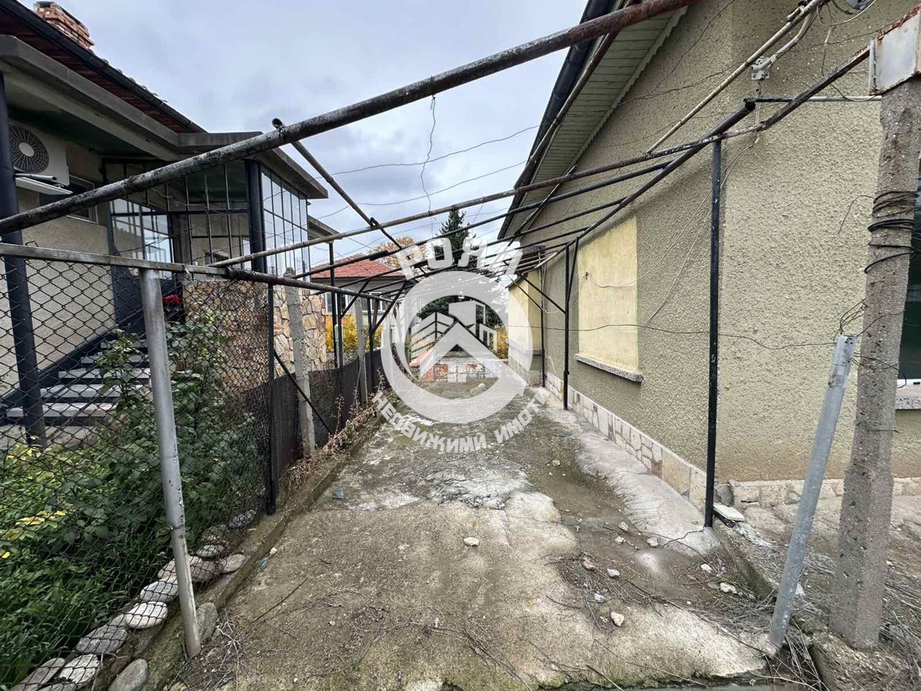 Роял Имоти продава двуетажна къща в гр.Перущица - 0