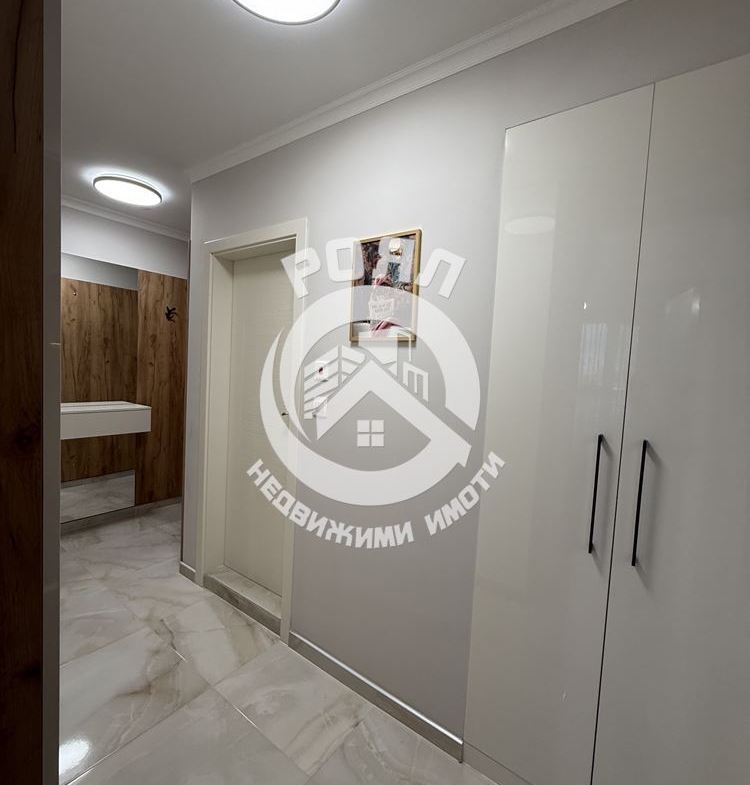 Роял имоти продава Ексклузивно тристаен, обзаведен апартамент, Остромила, Пловдив - 0