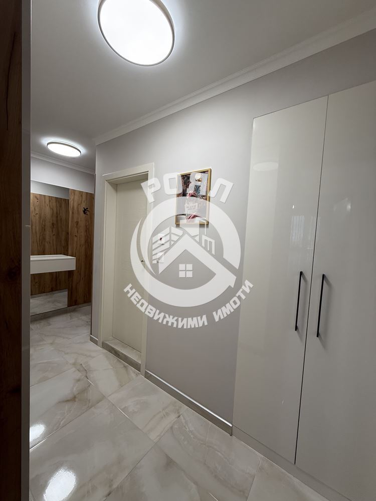 Роял имоти продава Ексклузивно тристаен, обзаведен апартамент, Остромила, Пловдив - 0