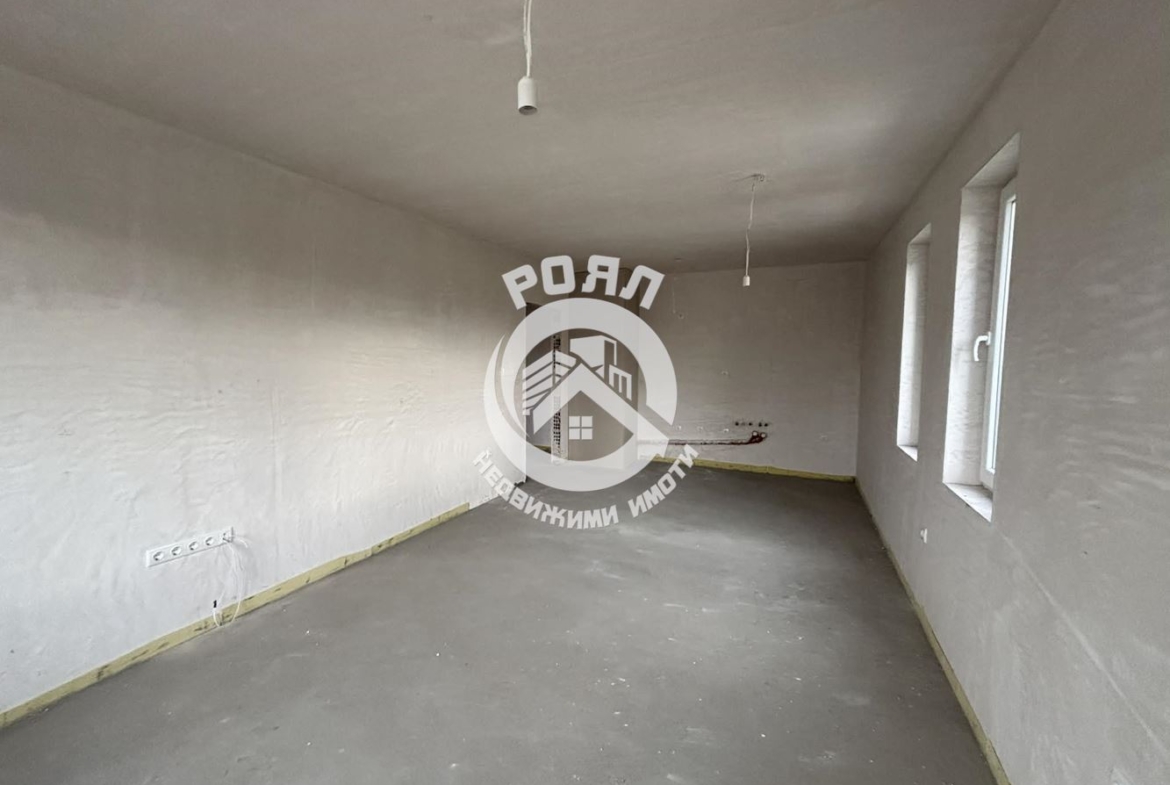 Роял Имоти продава ЕКСКЛУЗИВНО тристаен апартамент пред акт 16 в кв.Христо Смирненски - 0