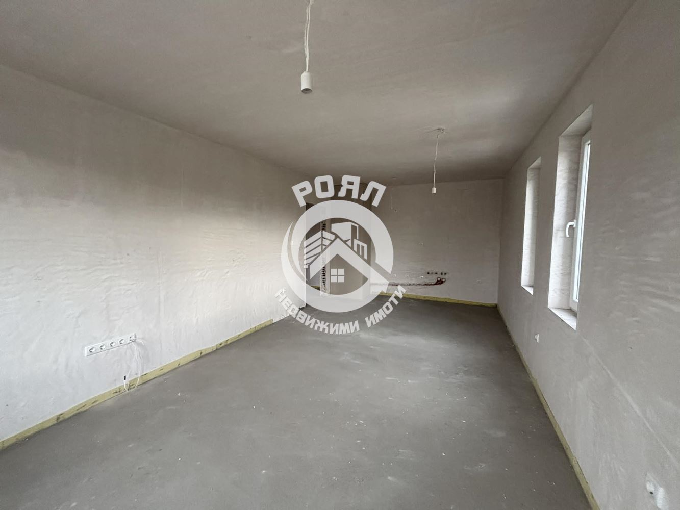 Роял Имоти продава ЕКСКЛУЗИВНО тристаен апартамент пред акт 16 в кв.Христо Смирненски - 0