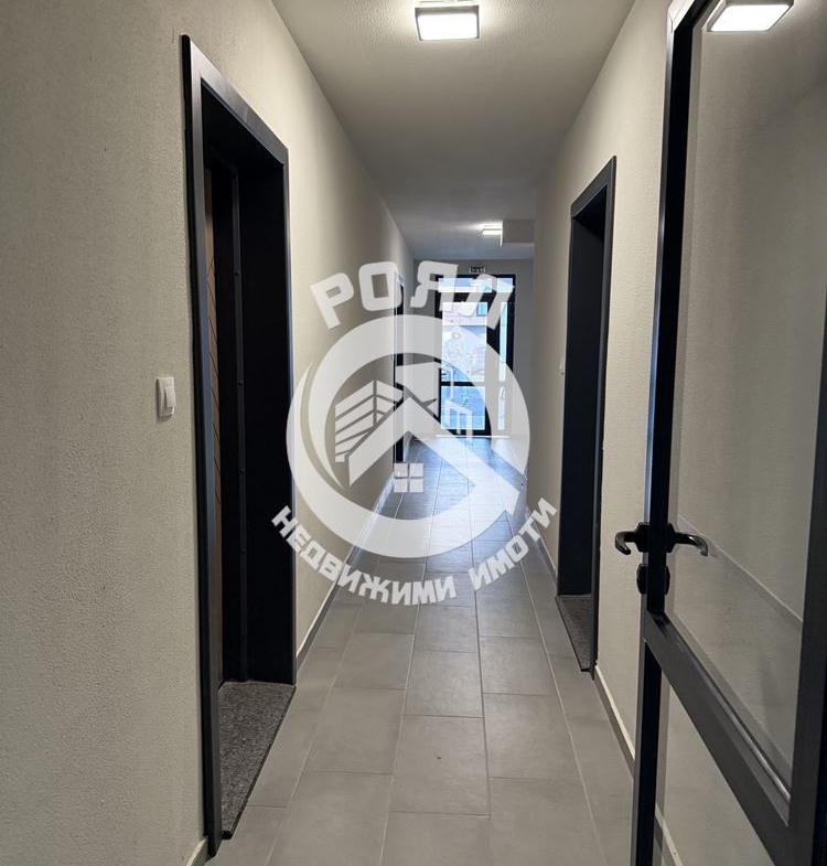 Роял имоти продава Ексклузивно тристаен, обзаведен апартамент, Остромила, Пловдив - 0