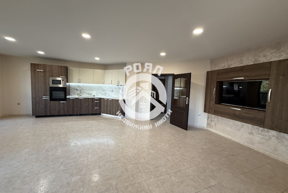 Роял имоти продава Ексклузивно тристаен апартамент, до ключ, Кючук Париж, Пловдив - 0