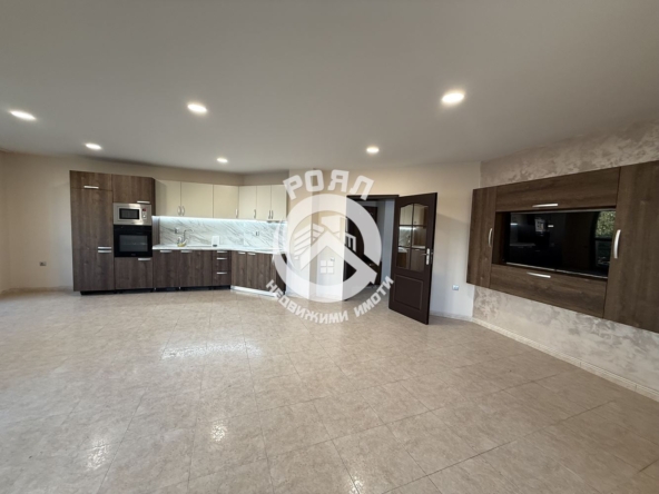 Роял имоти продава Ексклузивно тристаен апартамент, до ключ, Кючук Париж, Пловдив - 0