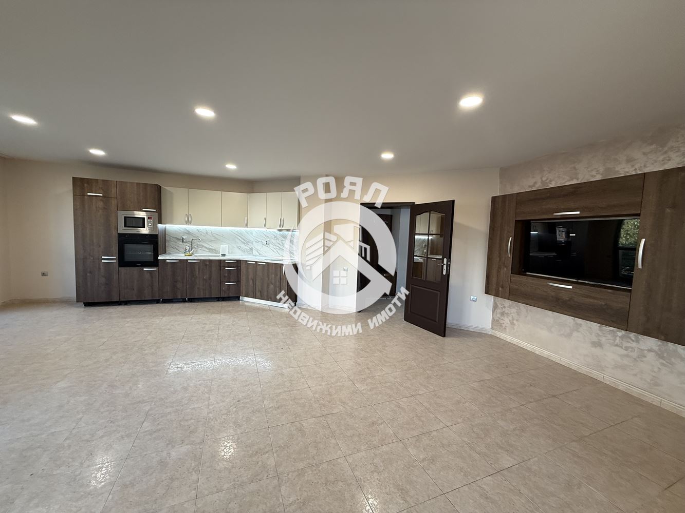 Роял имоти продава Ексклузивно тристаен апартамент, до ключ, Кючук Париж, Пловдив - 0