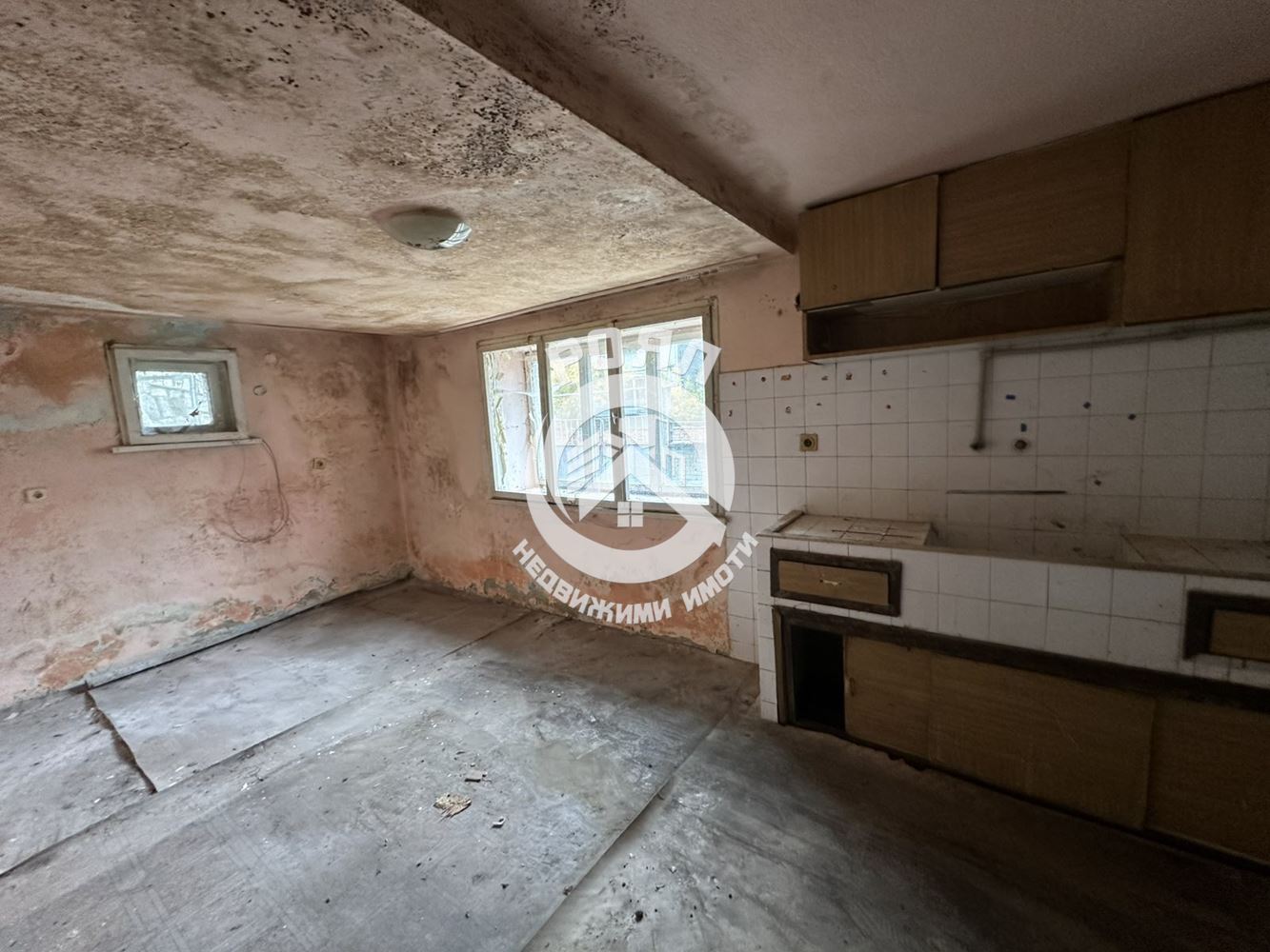 Роял Имоти продава двуетажна къща в гр.Перущица - 0