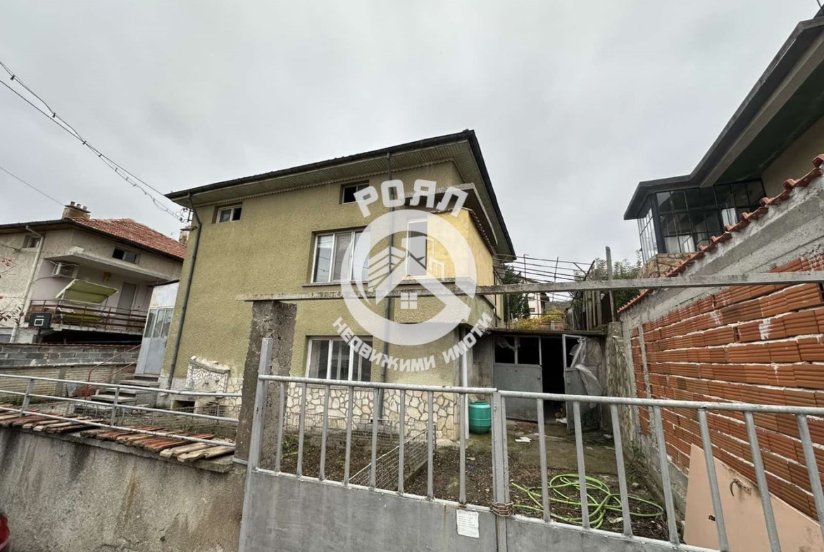 Роял Имоти продава двуетажна къща в гр.Перущица - 0