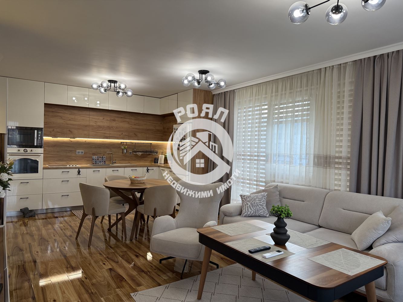 Роял имоти продава Ексклузивно тристаен, обзаведен апартамент, Остромила, Пловдив - 0