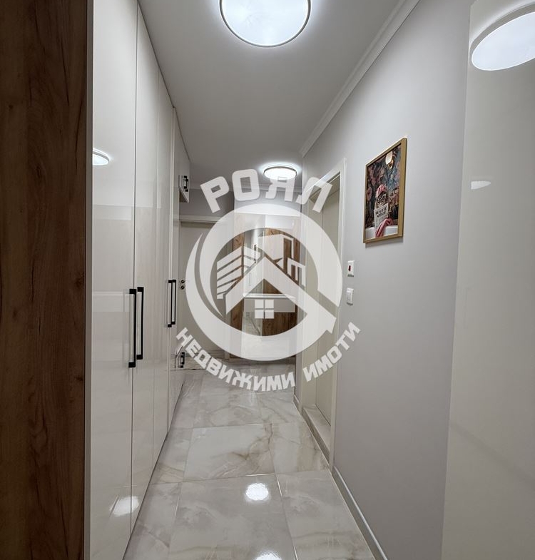 Роял имоти продава Ексклузивно тристаен, обзаведен апартамент, Остромила, Пловдив - 0