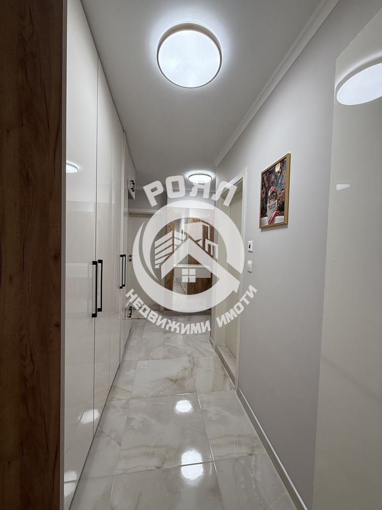 Роял имоти продава Ексклузивно тристаен, обзаведен апартамент, Остромила, Пловдив - 0